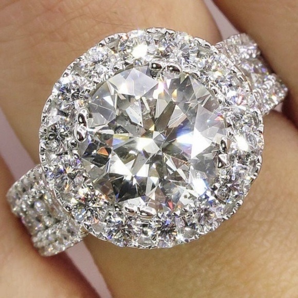 Jewelry - NEW 18K WHITE GOLD ROUND DIAMOND HALO RING